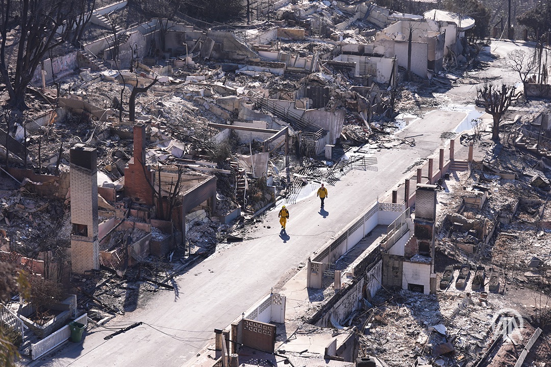 Aumentan a 24 las víctimas mortales por los incendios en Los Ángeles