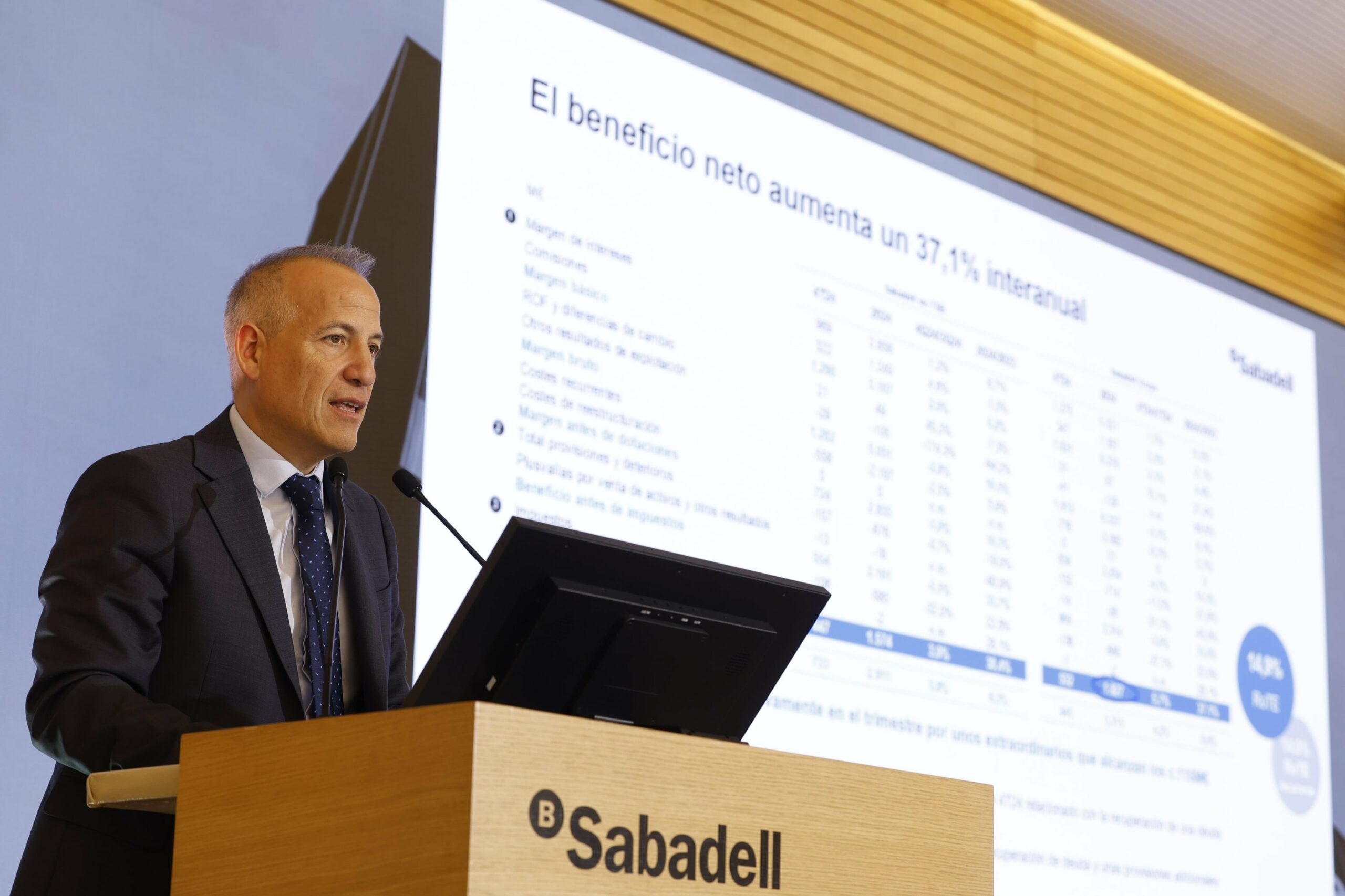 El Sabadell triplica su dividendo para evitar ser comprado por el BBVA