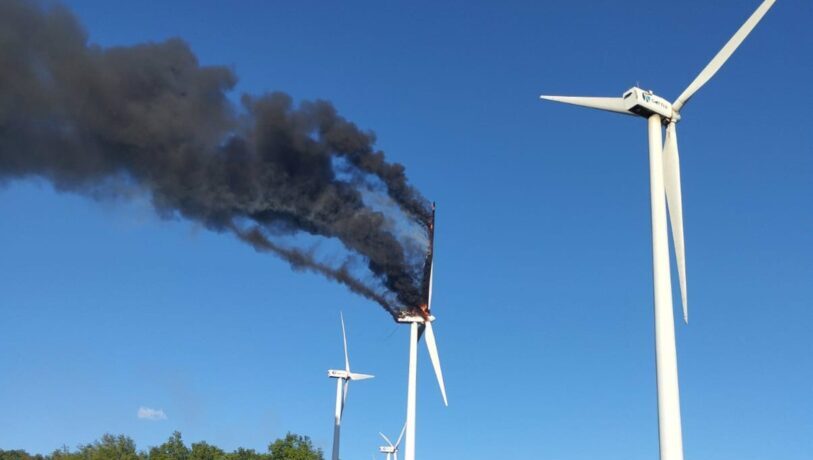 Un aerogenerador se incendia en el parque eólico de Tebas-Muru Artederreta