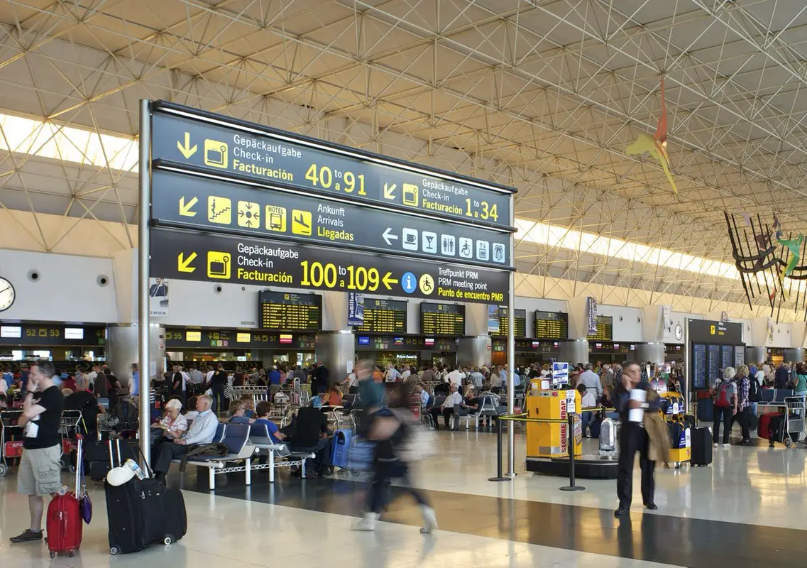 El tráfico aéreo en Canarias crece un 9% en abril y supera los 4,5 millones de pasajeros