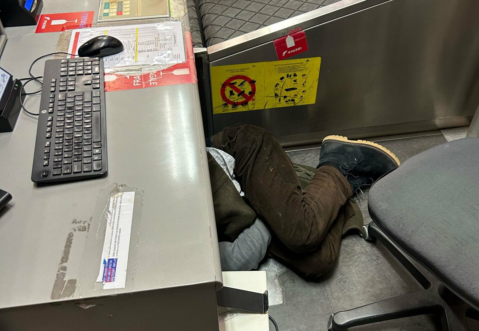 Moncloa y la Comunidad de Madrid se desentienden de la atención a personas sin hogar en el aeropuerto de Barajas