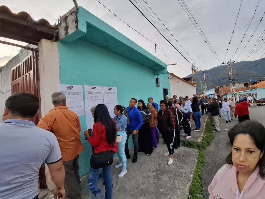 El CNE de Venezuela otorga al oficialismo más del 82% en las legislativas y 23 de 24 gobernaciones
