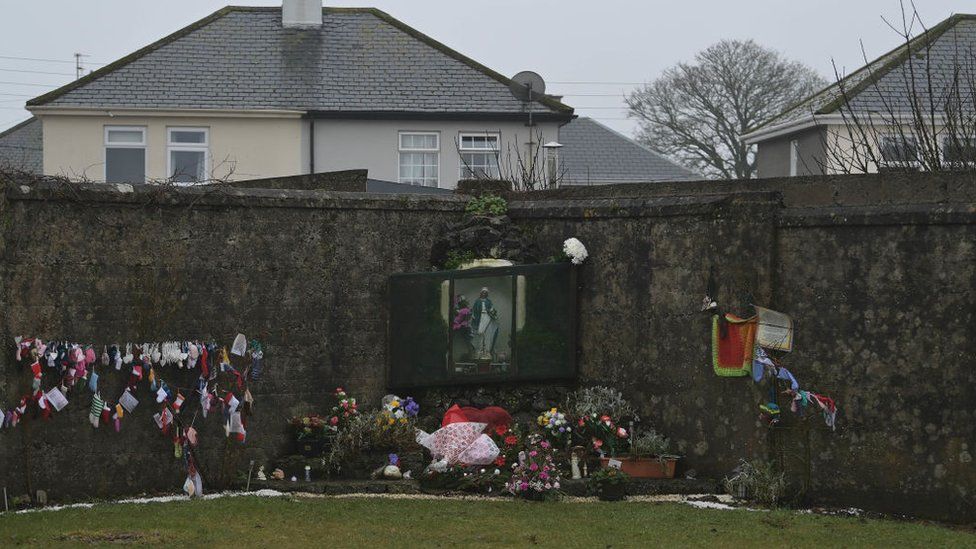 Irlanda inicia la exhumación de casi 800 bebés enterrados en un antiguo hogar para madres solteras