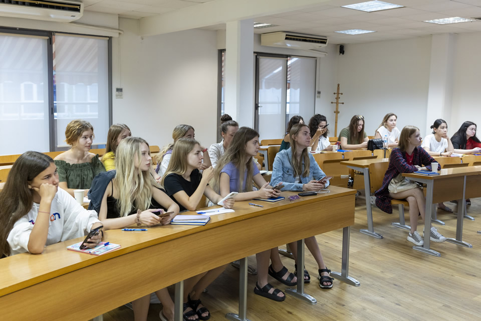 Miles de estudiantes ucranianos huyen y estudian a distancia por temor a la movilización