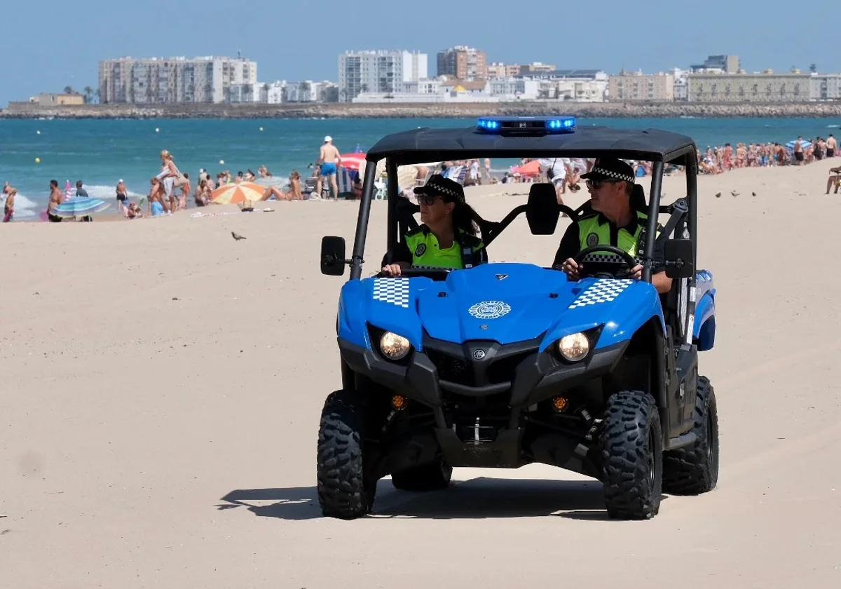 Cádiz refuerza la vigilancia policial en Santa María del Mar y anuncia multas por jugar a la pelota